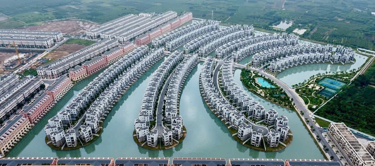 Góc flycam các nhánh đảo biệt thự uốn cong bên sông