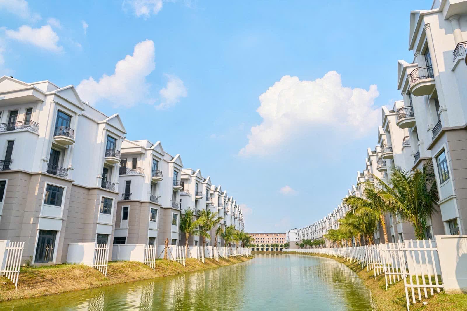 Kênh nước trong xanh giữa hai bờ đảo biệt thự