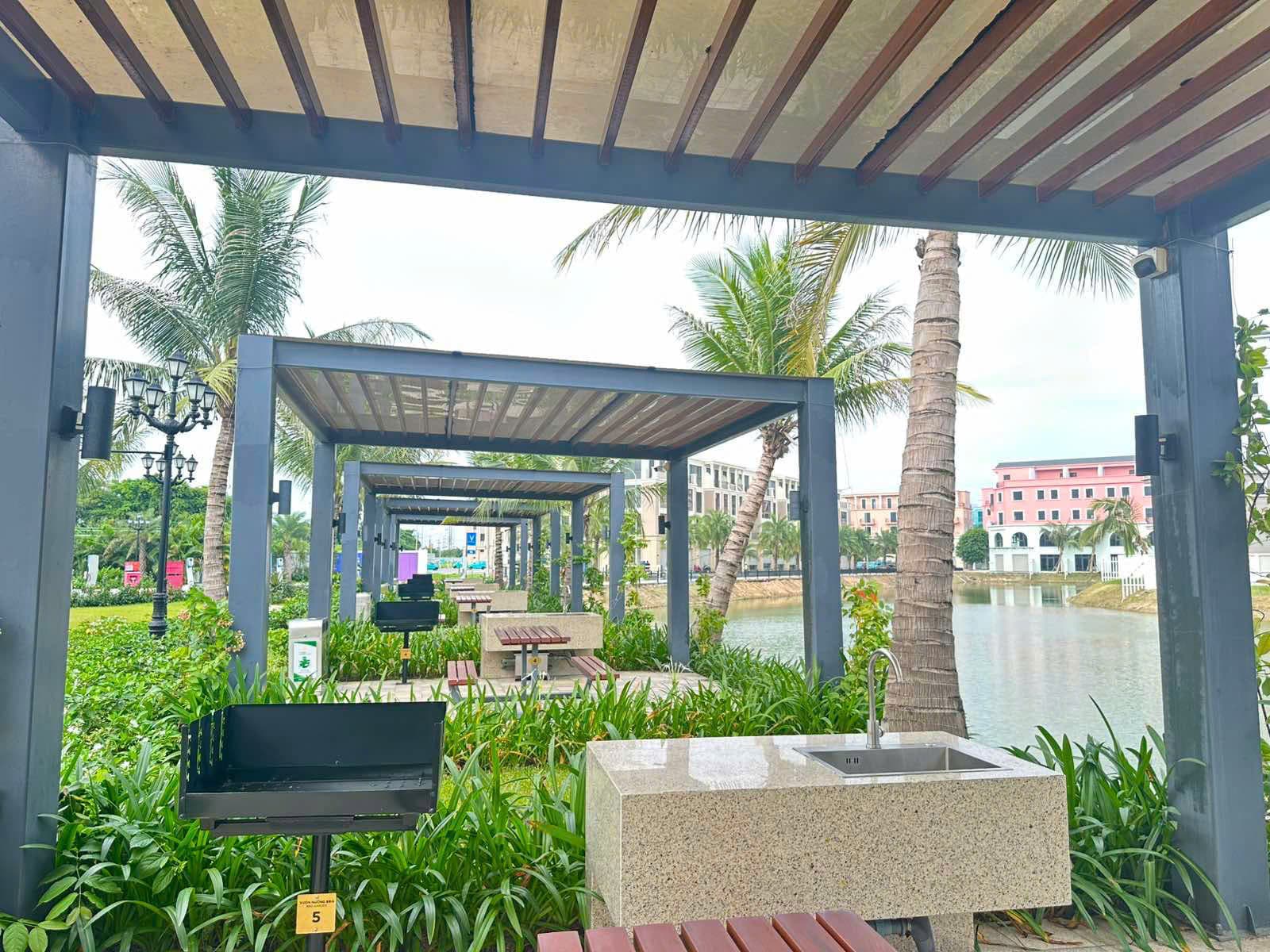 Vườn BBQ ven hồ tại phân khu Đảo Ngọc